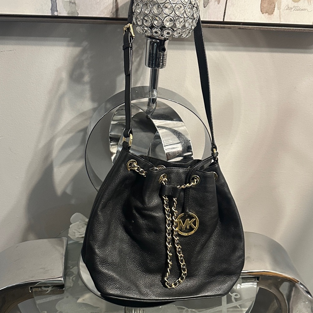 Black pebble, leather, gold chain bag